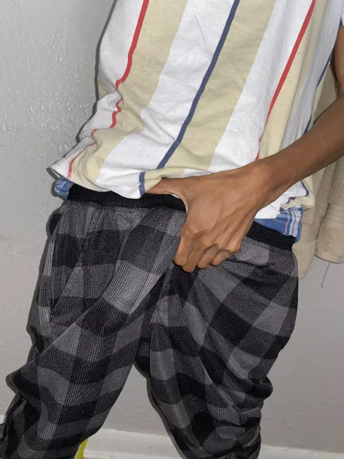 Wanna peek 👀 by 00sentient