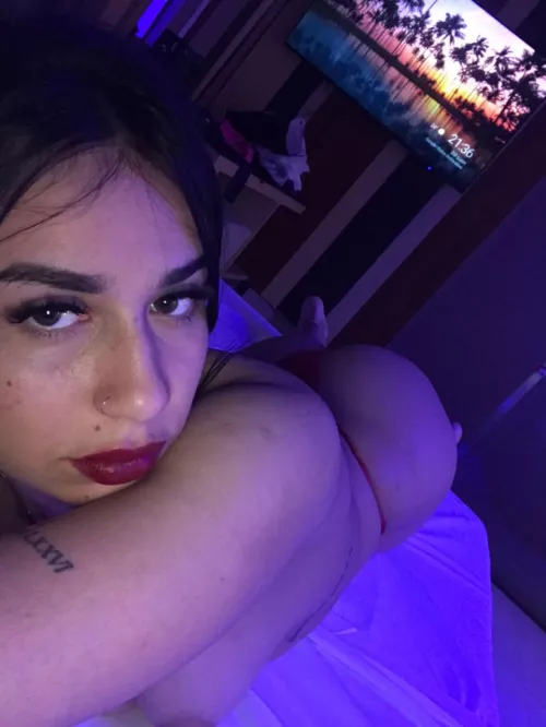 You are looking at me, still on my shyness by Sodstradamus3U