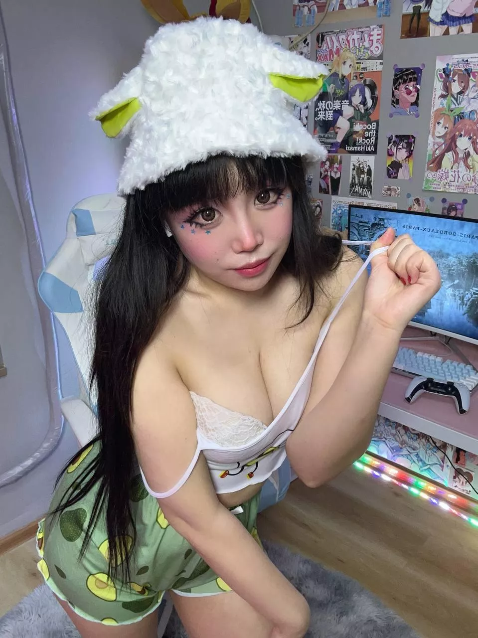 Do you think the gaming chair can handle us? posted by live_chick