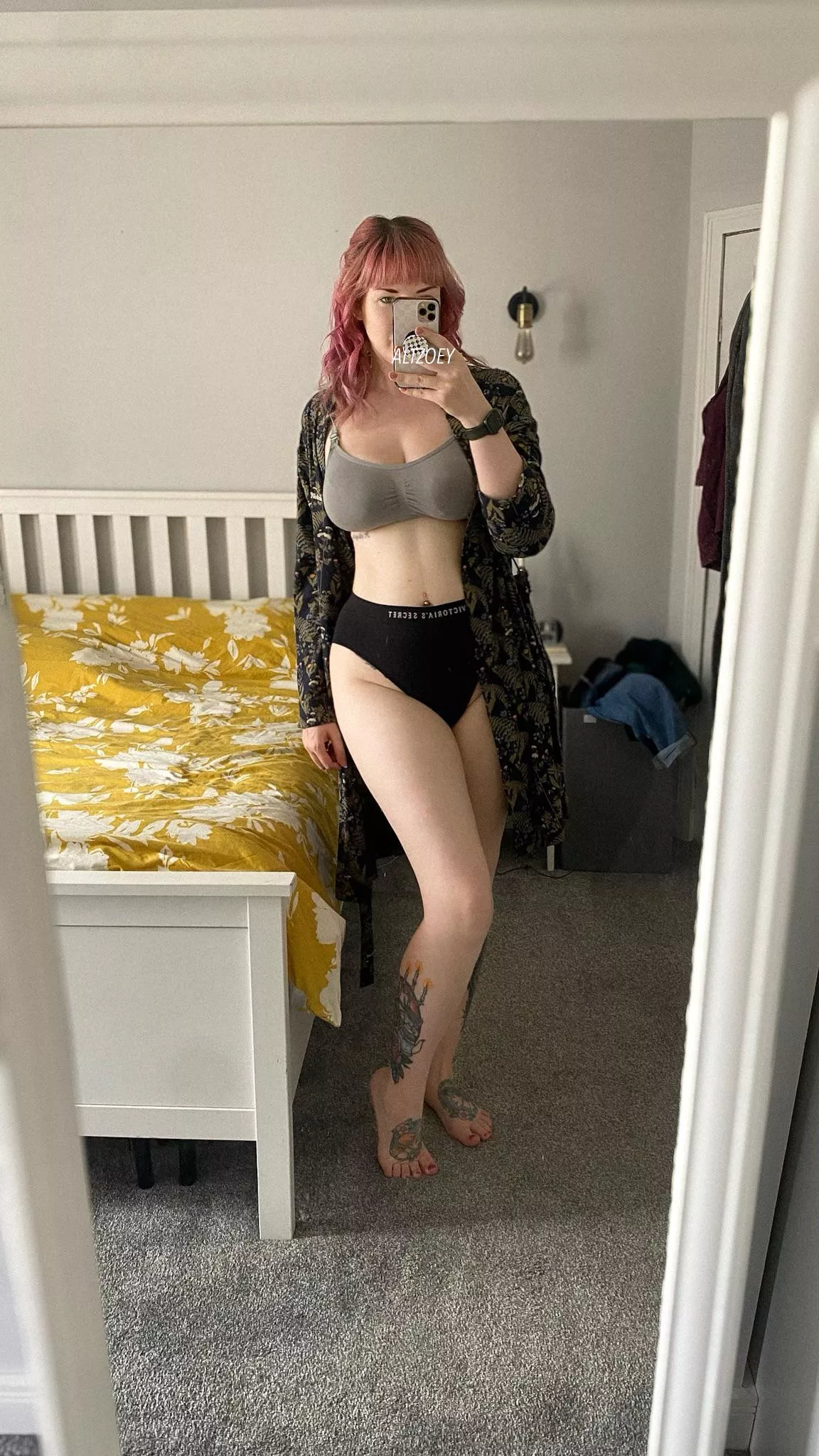 Good morning from my new mom bod 🏴󠁧󠁢󠁳󠁣󠁴󠁿 posted by altzoey