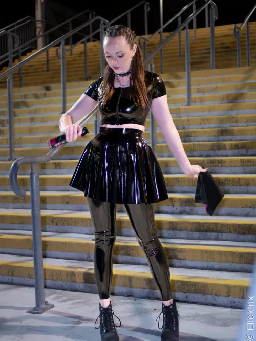 Having to shine my own latex 😫 by Ellektrix