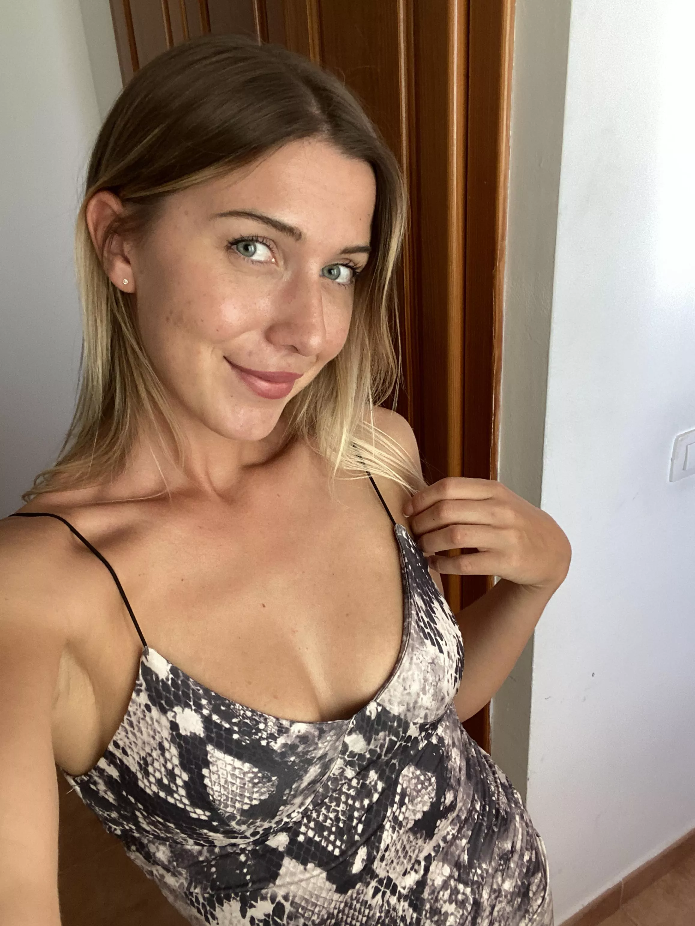 New blondeee on the block just smiling posted by Impressive_Band4432