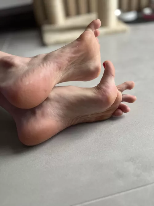 spread my legs or my feet  by _ivannabelle