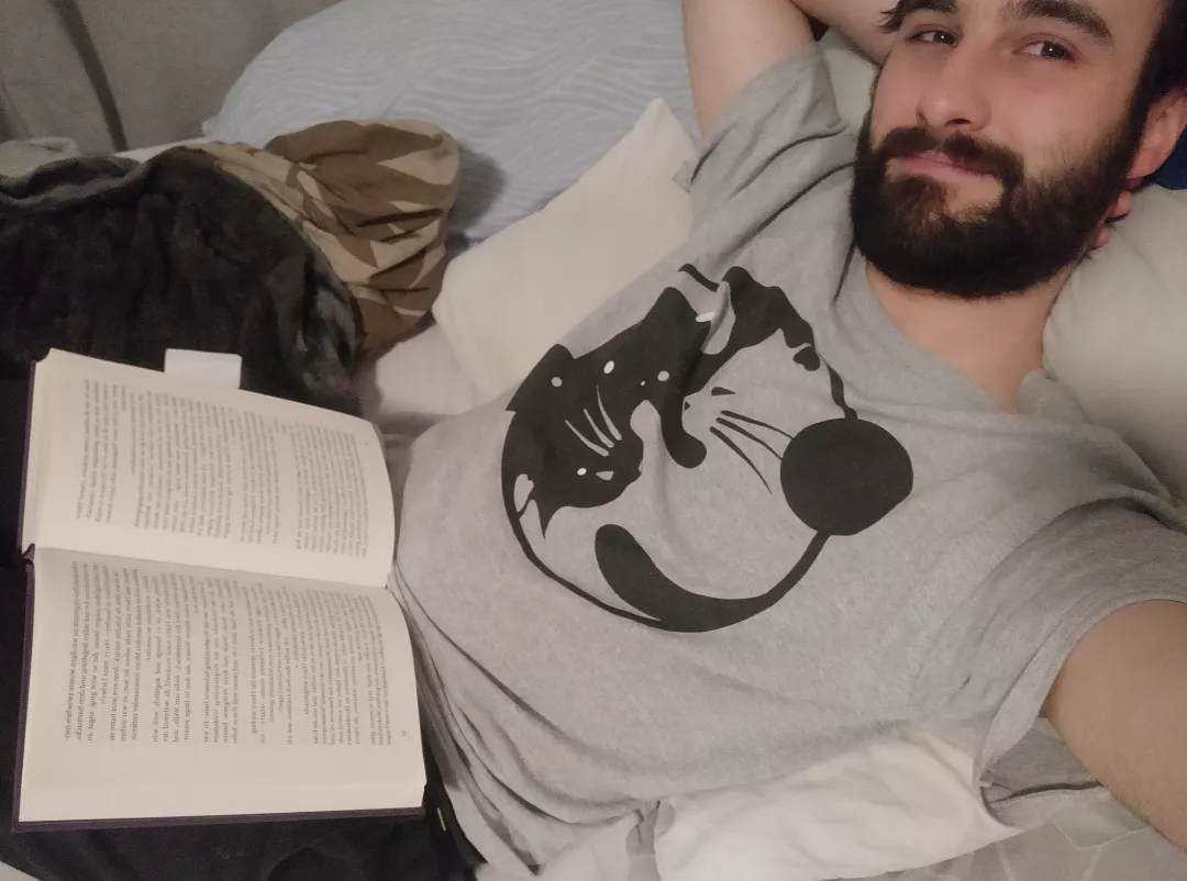 Start in the weekend with a good book. Anyone want to chat? :)  posted by Eartling2023