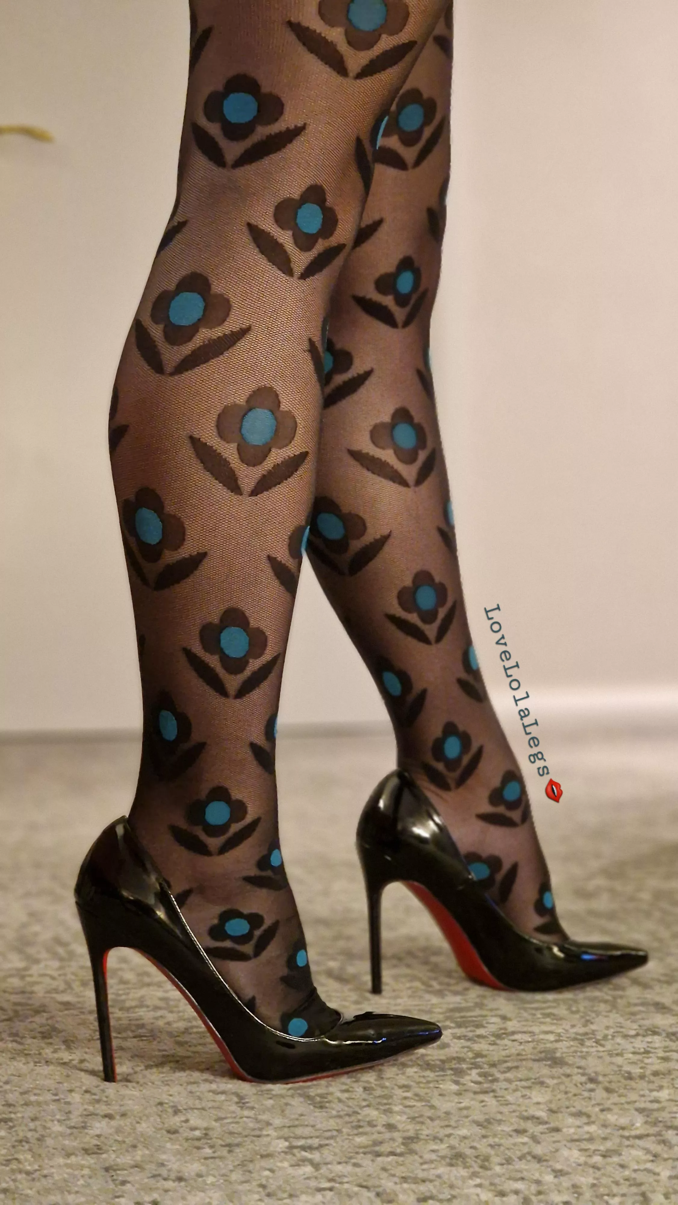 Trying out my Loubs with my new tights 👄 posted by lovelolalegs
