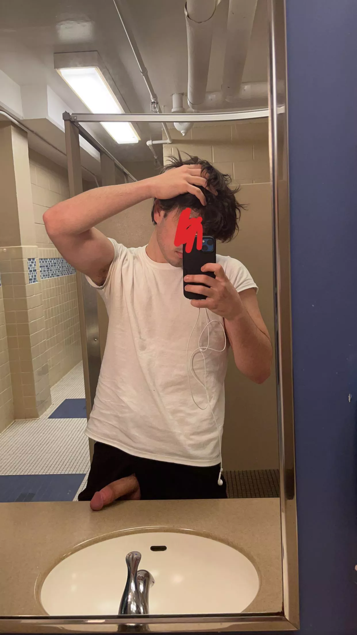 19 bouta hop in the dorm showers need sum skinny hung guys to trade w hmu (must have pic on frofile or dm one) posted by Live_Ad_2265