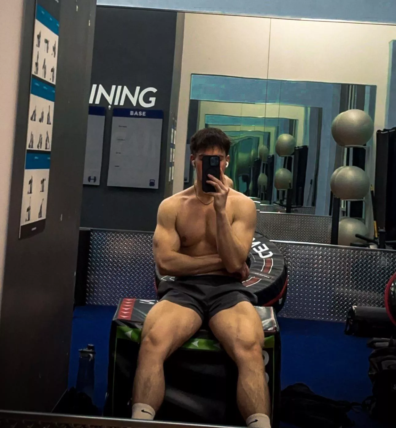 alone in the gym [m]  posted by harrywigs1