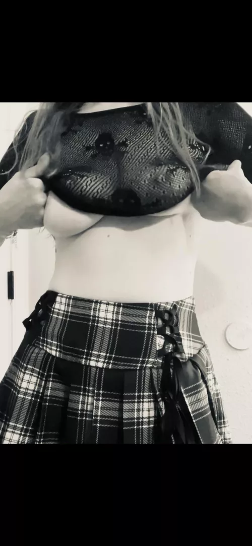 Don’t look at the caption silly, look at me by jewelynnature