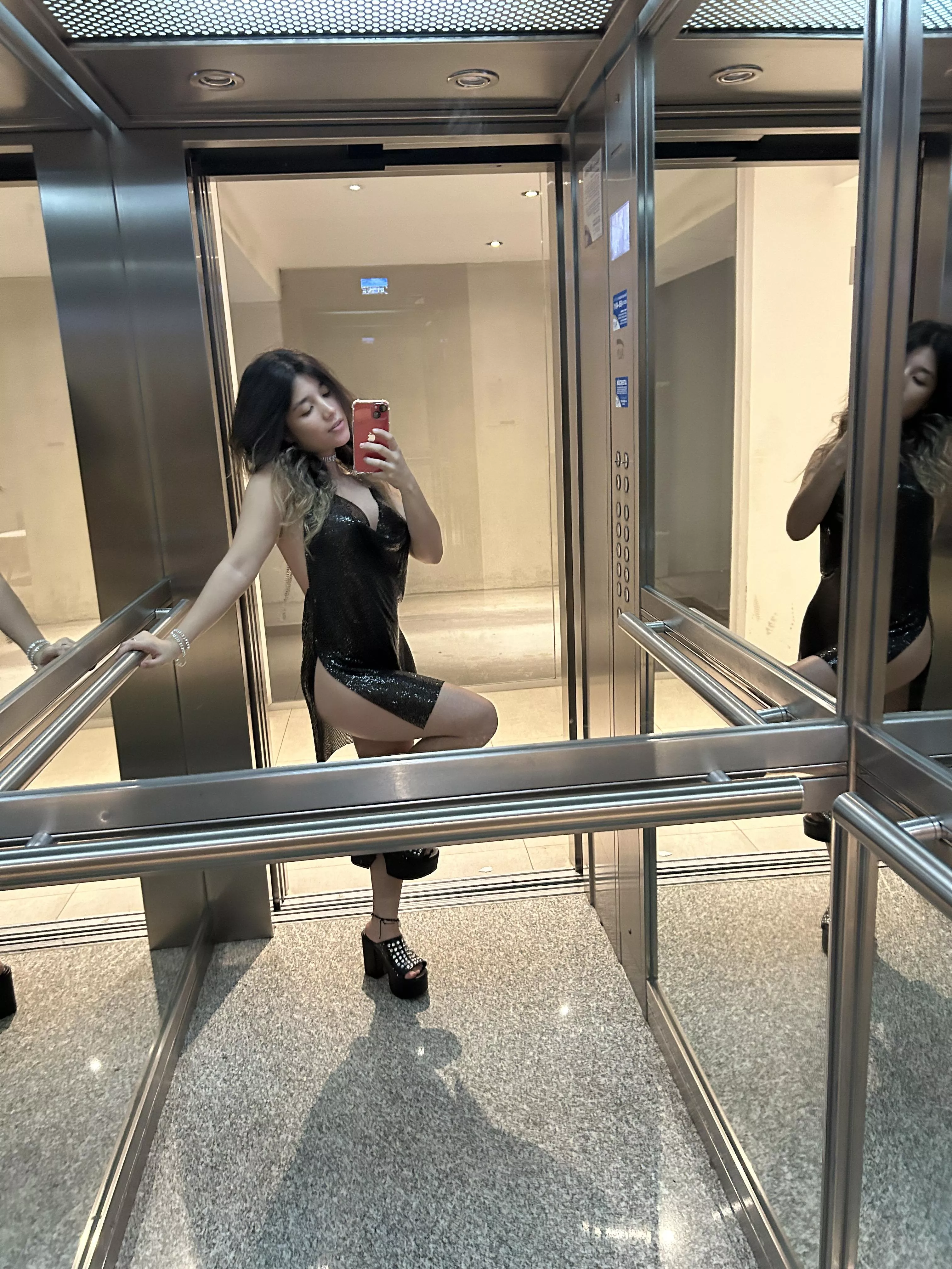 Going out with my tight little dress 😉 posted by ariannelychee