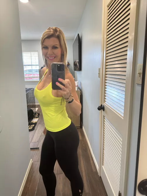 I think this yellow top will be a hit! by fitnesswife1983