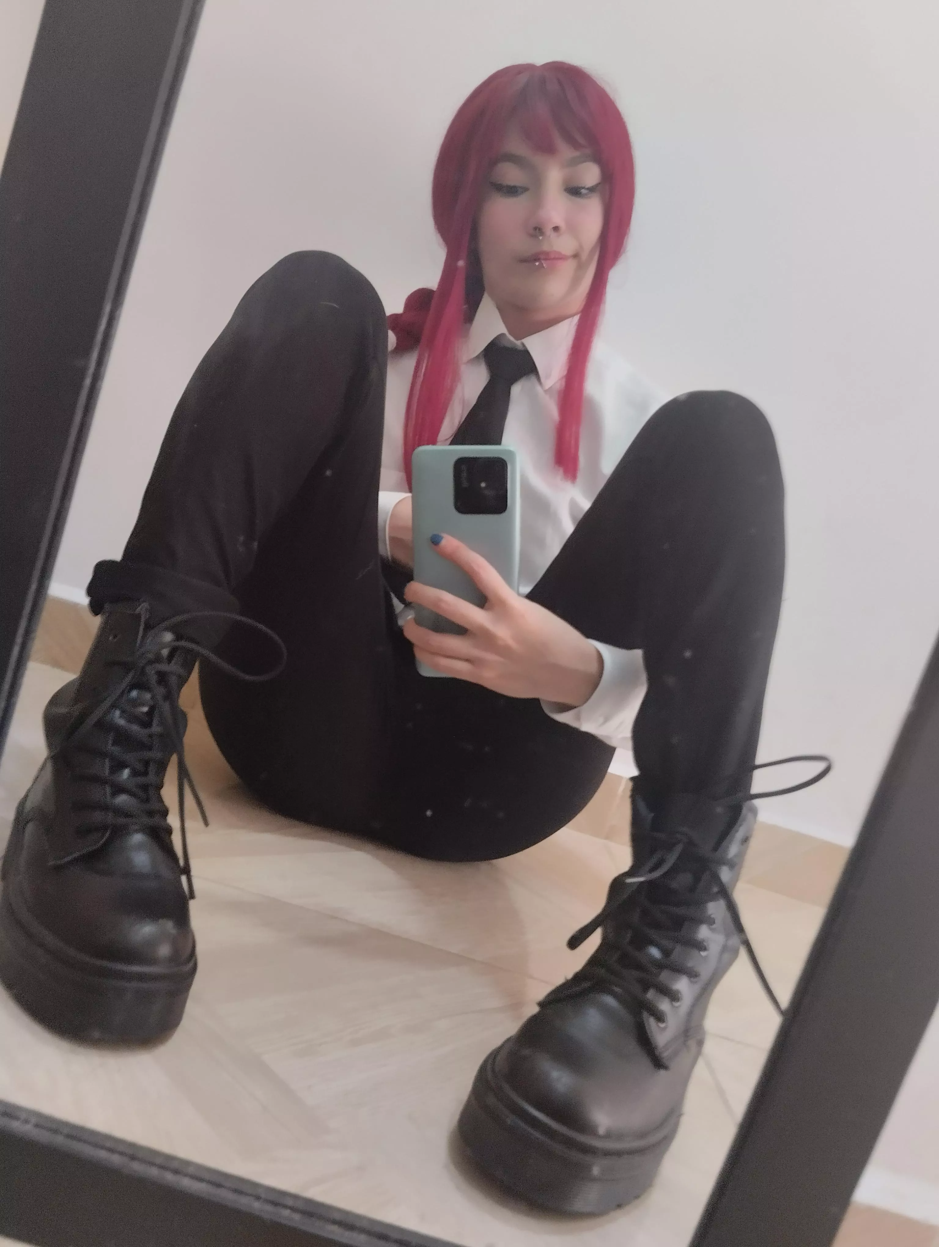 Makima with boots posted by sofia-imoon