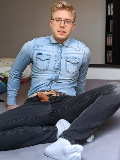 Oops it just popped out :o by hanz_GORSKI