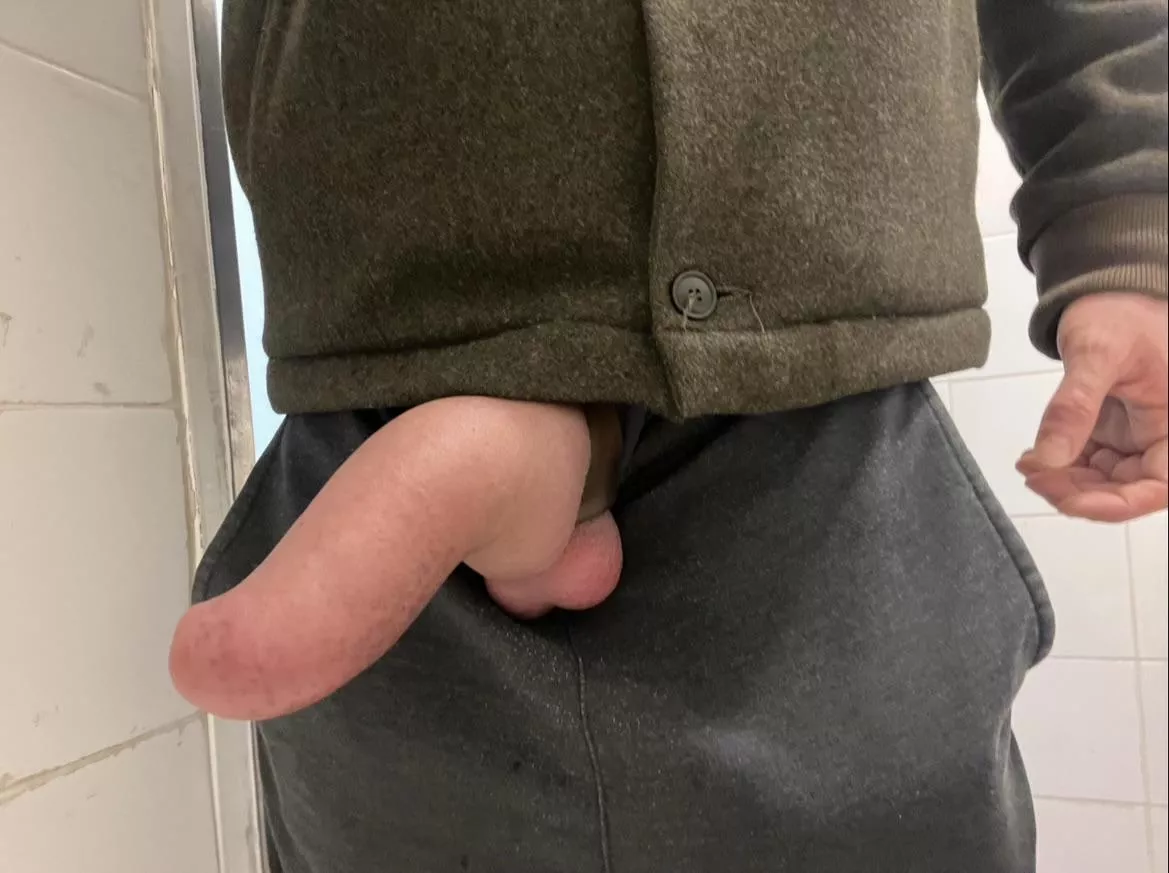 Urinals 💦 posted by Gympump75