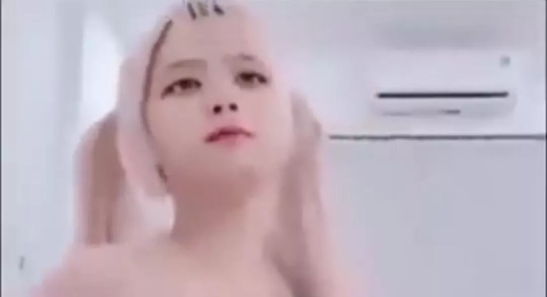 Anyone knows who she is? posted by Katsura_Daaa