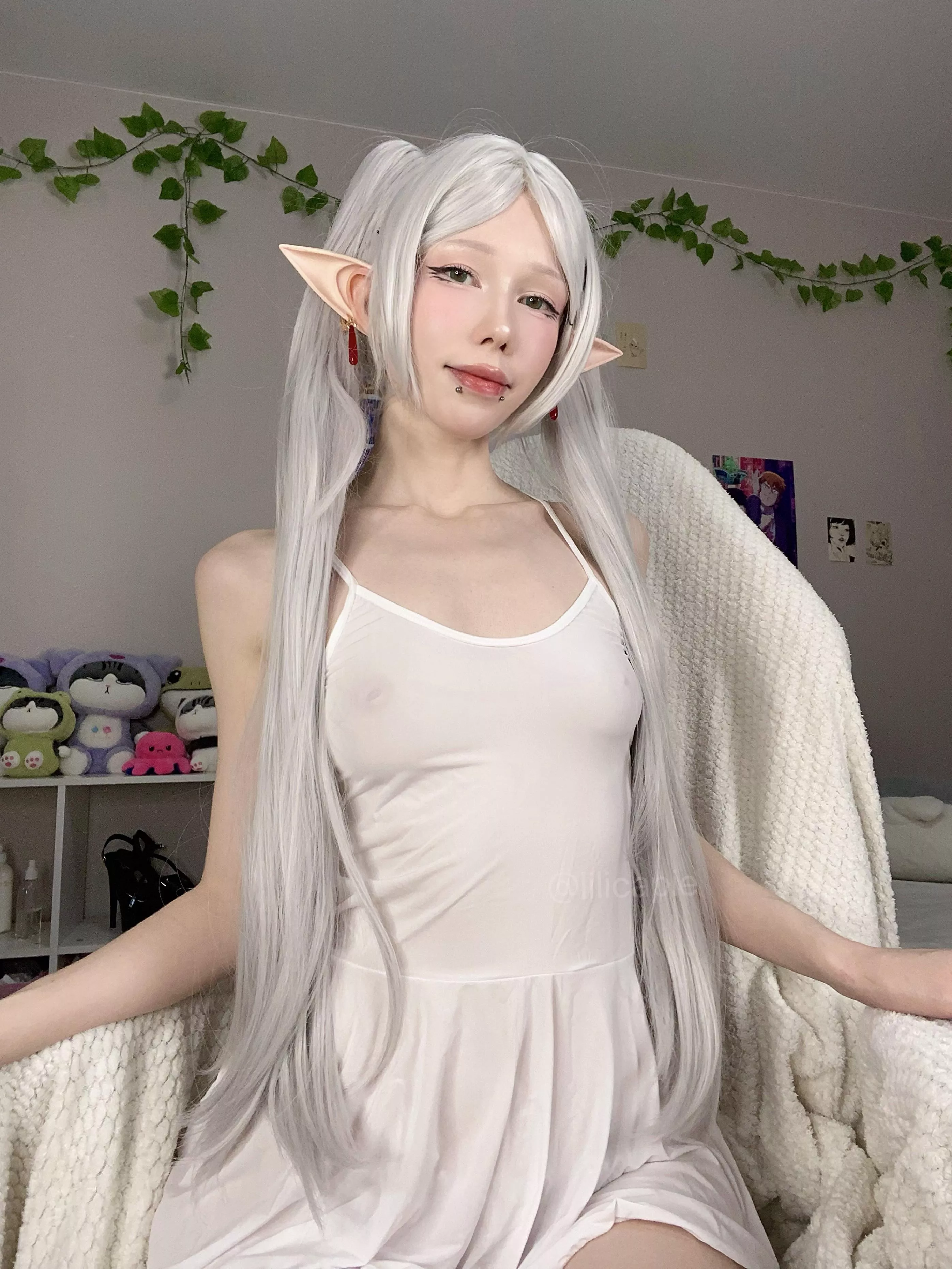 cosplay Frieren (Frieren Beyond Journey's End) posted by PieWaifu