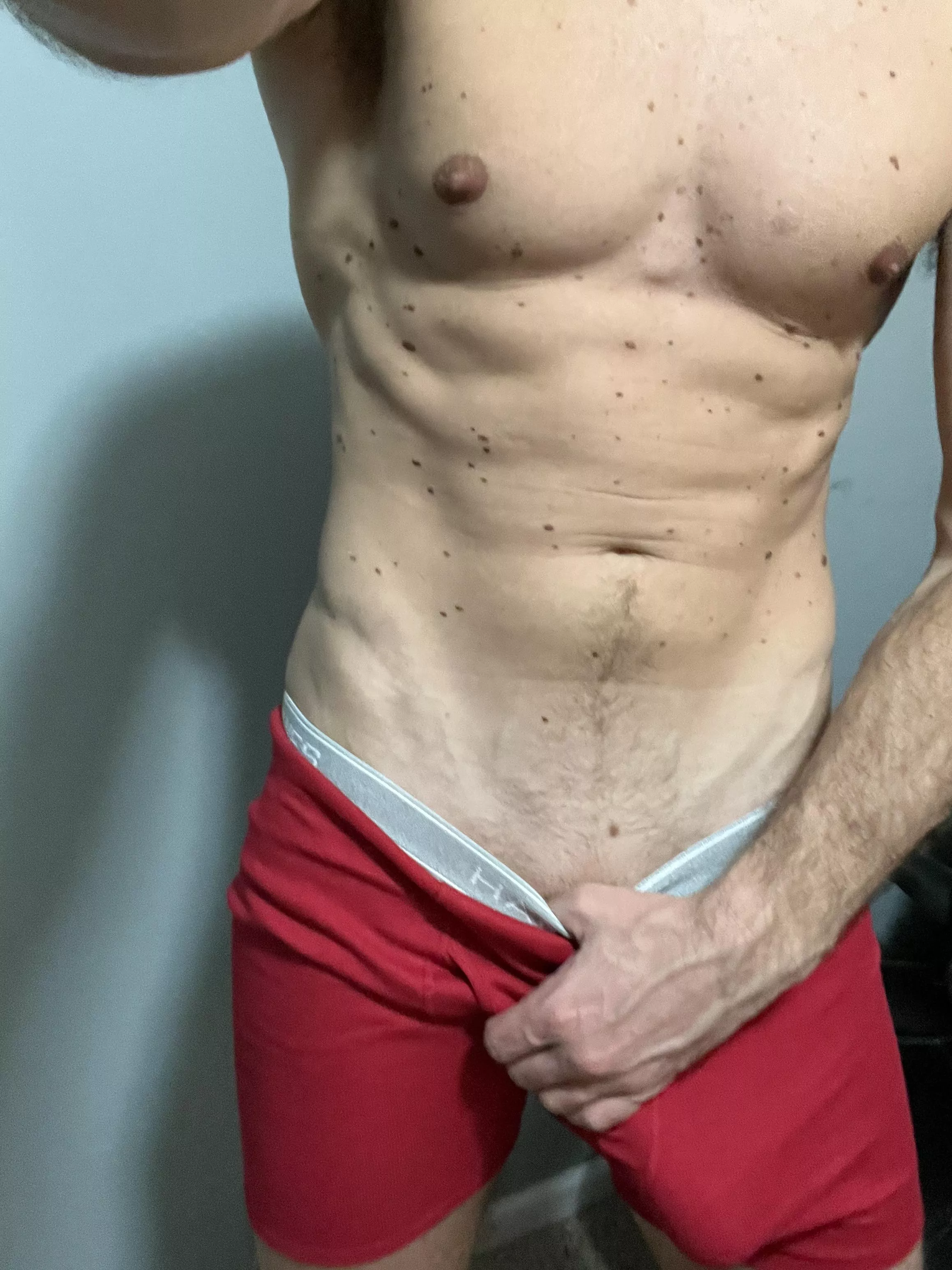 Do I make red look good posted by optimalformation49