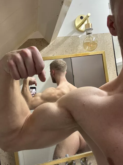 Dutch muscle butt by Dutchblondee