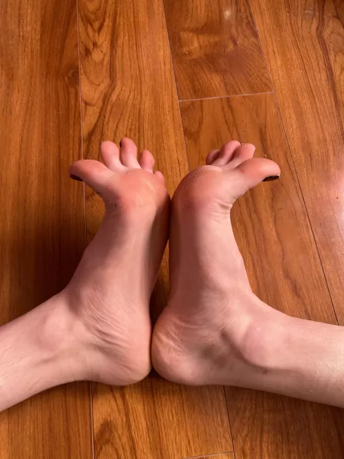 Happy feet by calypsoskitty