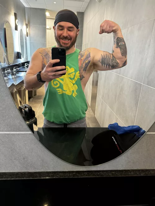 It’s not an arms day without a mirror selfies by Oldandnaked