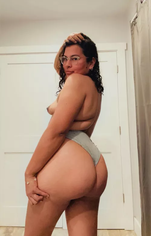 Latina booty by sinailove