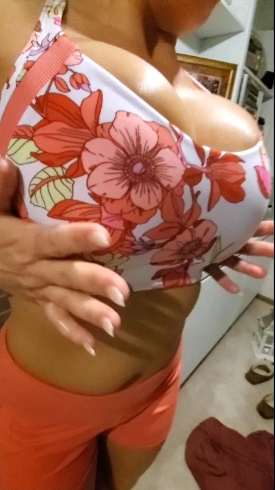 My new sports bra posted by CurvySmokeShow