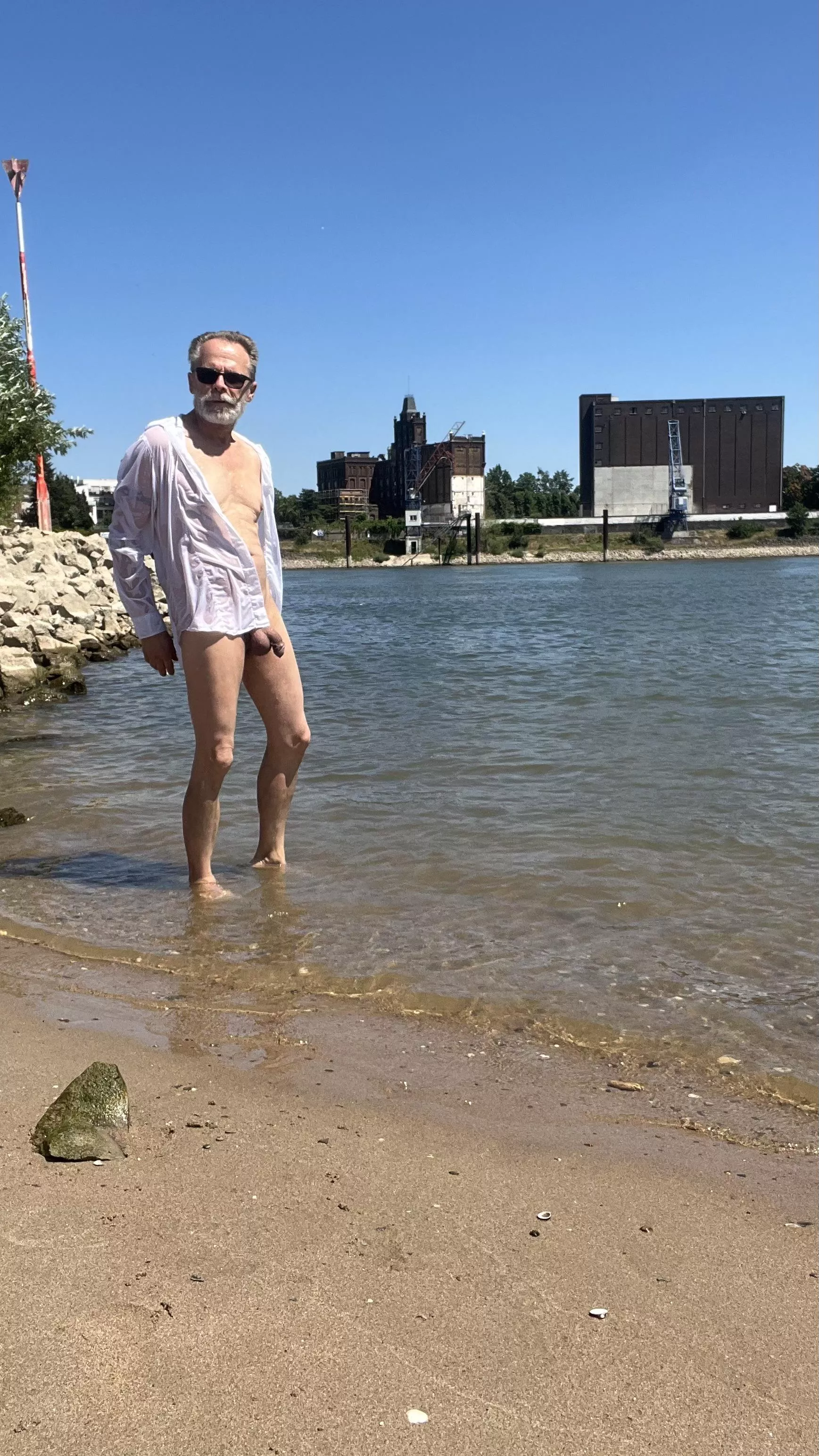 nackt am Fluss posted by ullibult