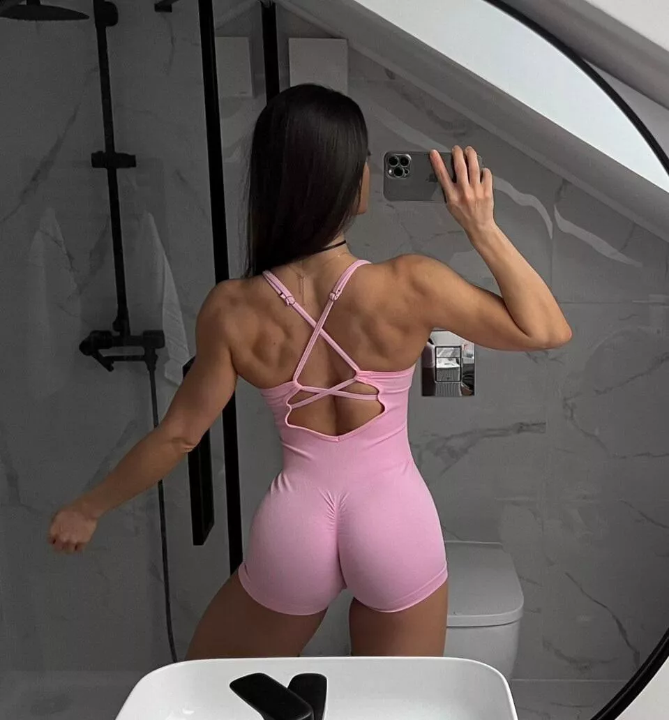 ripped back flexing posted by linasphysique_