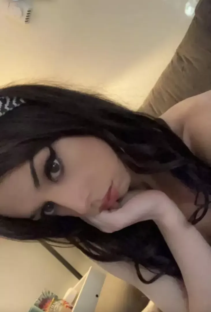 would you accept nudes from me daddy? 🖤 posted by alliemayne20