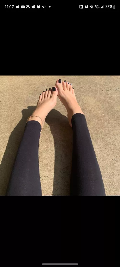 You like black toes? by nataliahazewashere