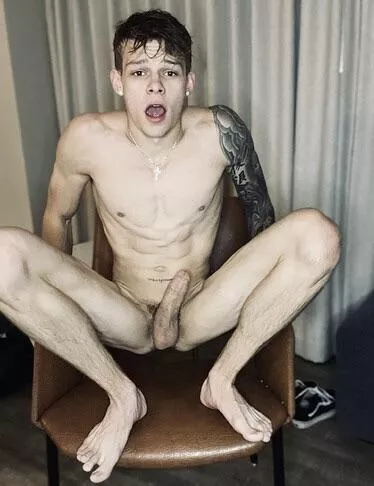 Air drying and I’m freezing 🥶🥶🥶 posted by BigLiam2024