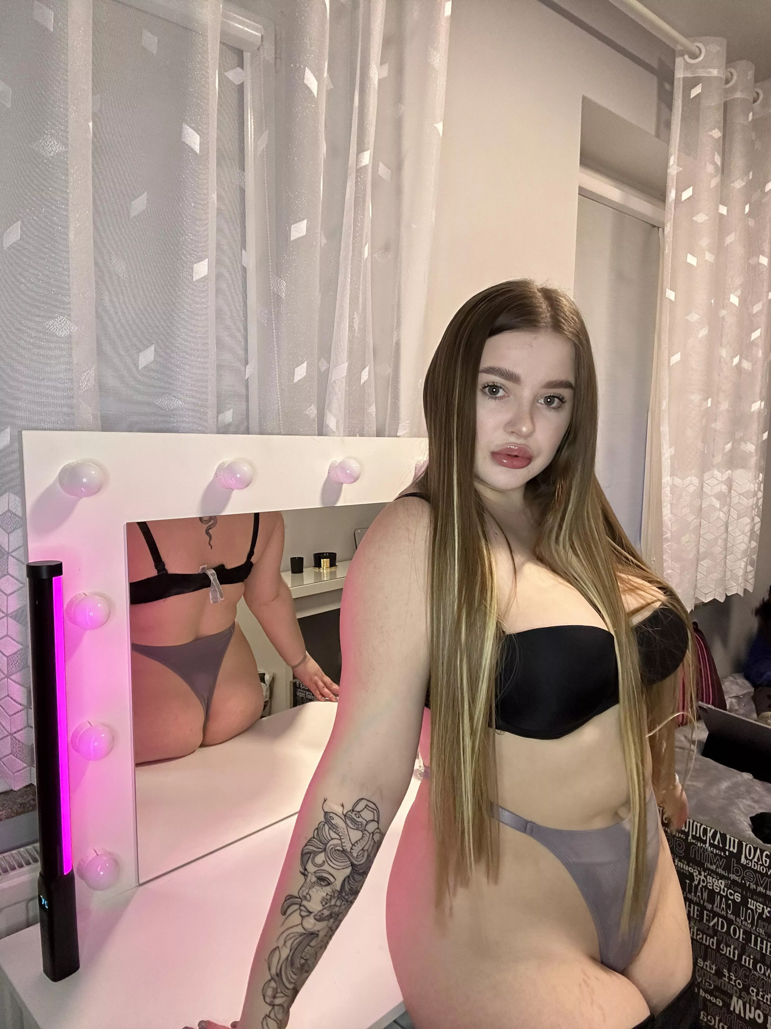 Can i show you my beautiful side👀 posted by Dreaming_of_My_Girl