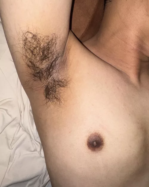 Come lay under my pits and let the scent puts you to sleep by thataverageguy11