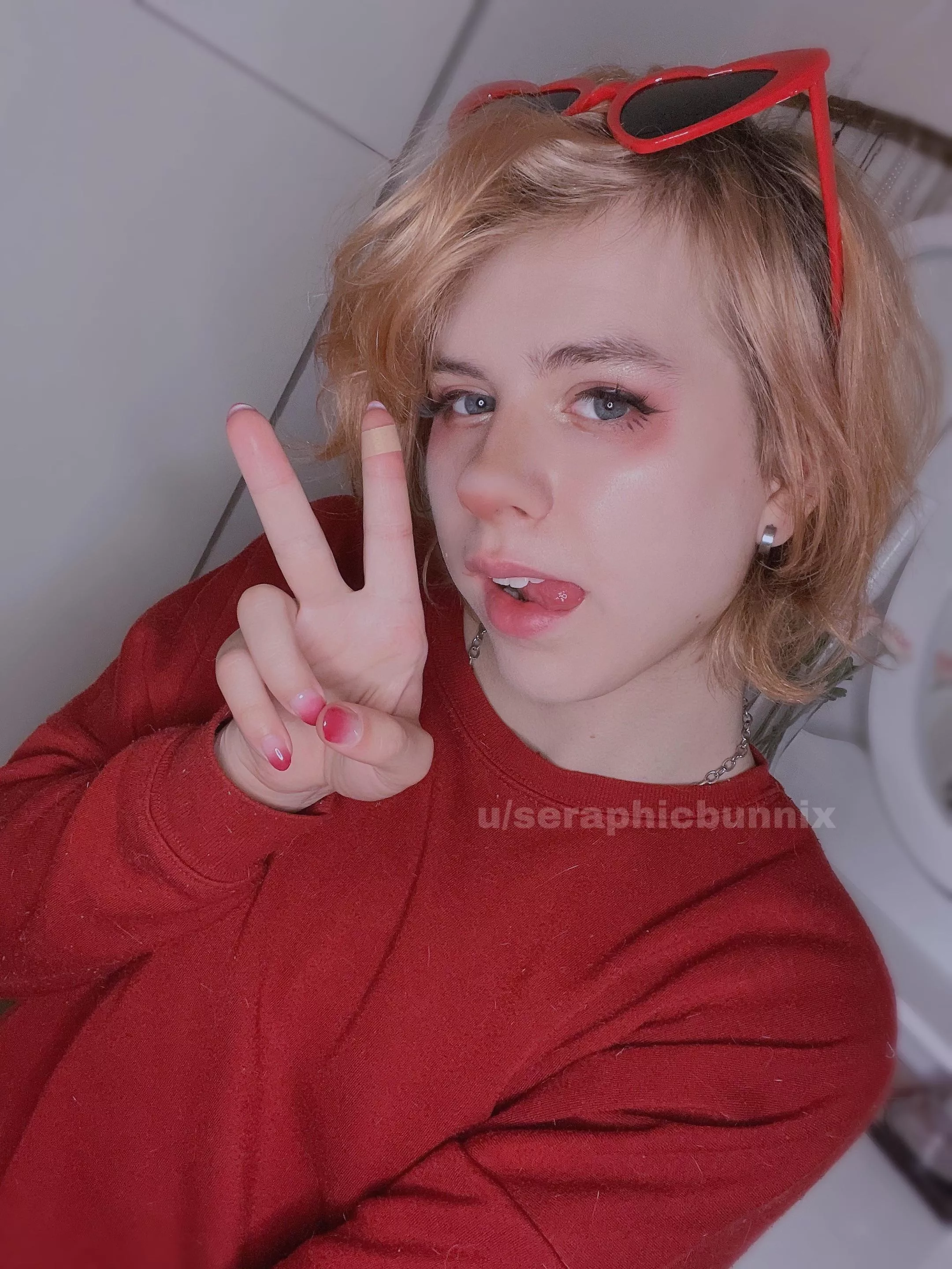 he loves my heart shaped sunglasses posted by seraphicbunnix