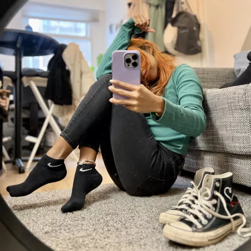 Nike and Converse lovers? [F] by isa_stillsinning