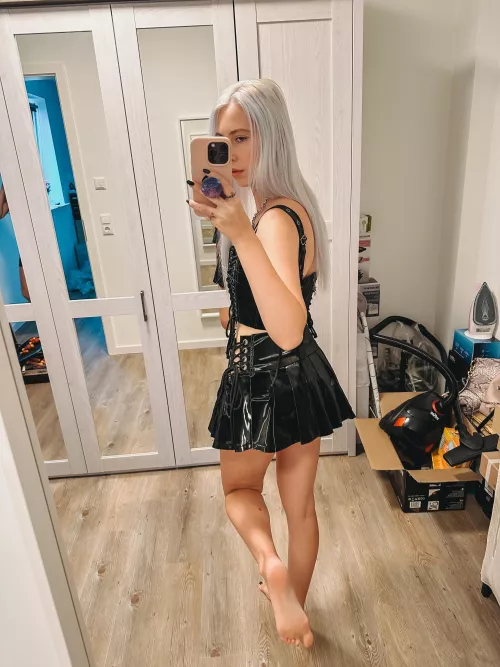 Say hi if you’re into 20yo shiny girls 🖤 by RileyBi69