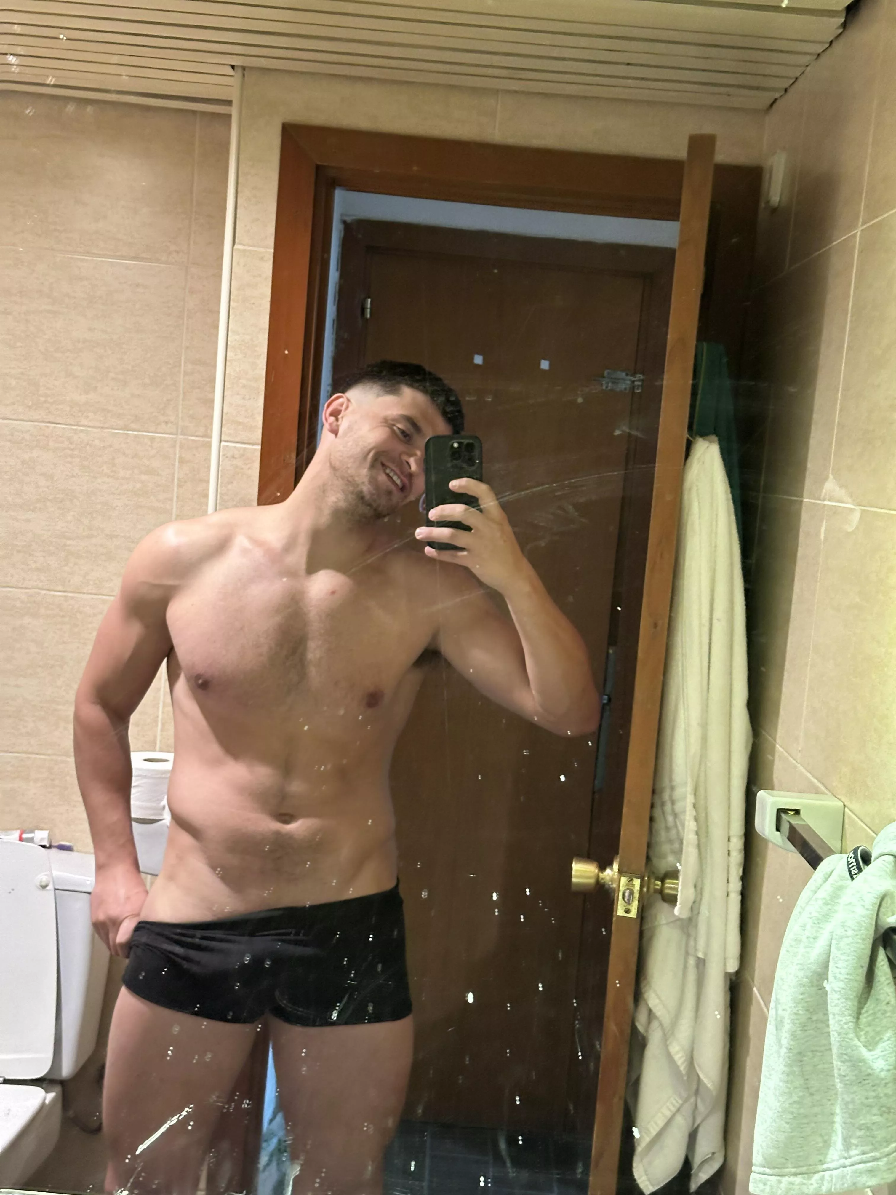 Sorry I must clean the mirror🙄 posted by Isiwak