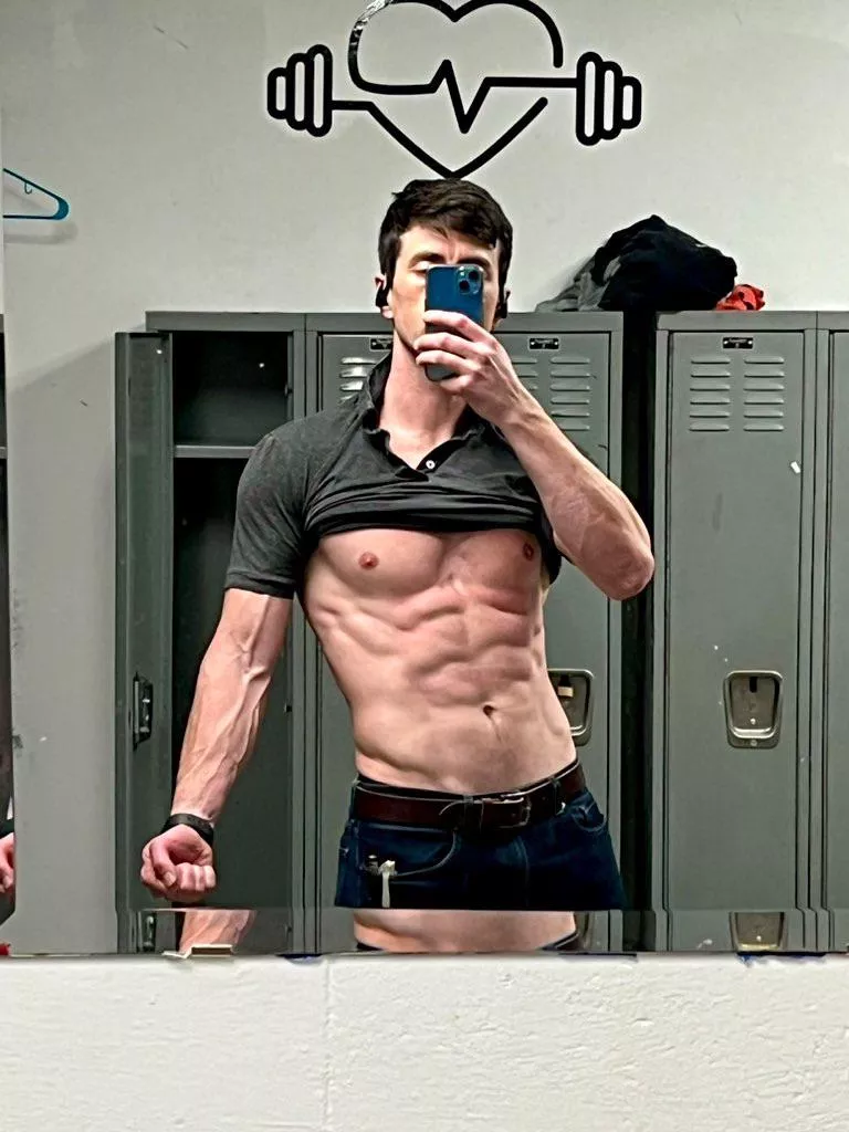 Workout done, time to snap an ab pic ☺️ posted by Shred_and_Bread