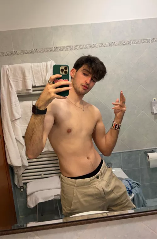 19 spanish bttm into similar. I LOVE abs and muscular guys or big Ds+ ;) hmu @chasar03 hmu with pic on add pls by Famous_Attorney5805