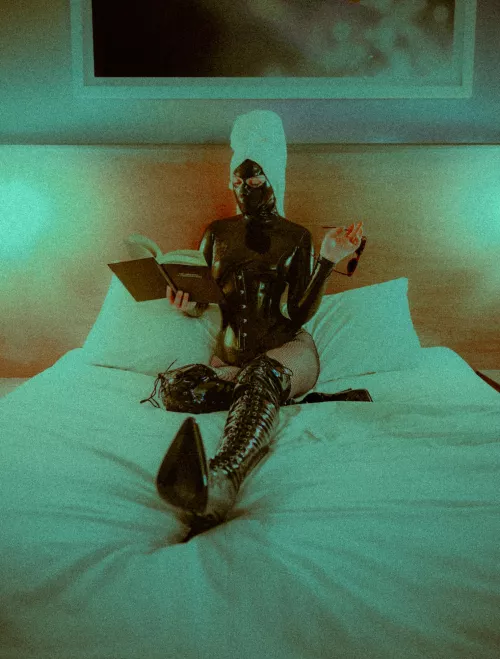 A latex Goddess deserves to be pampered, don't you think? by Blueeyed_witch