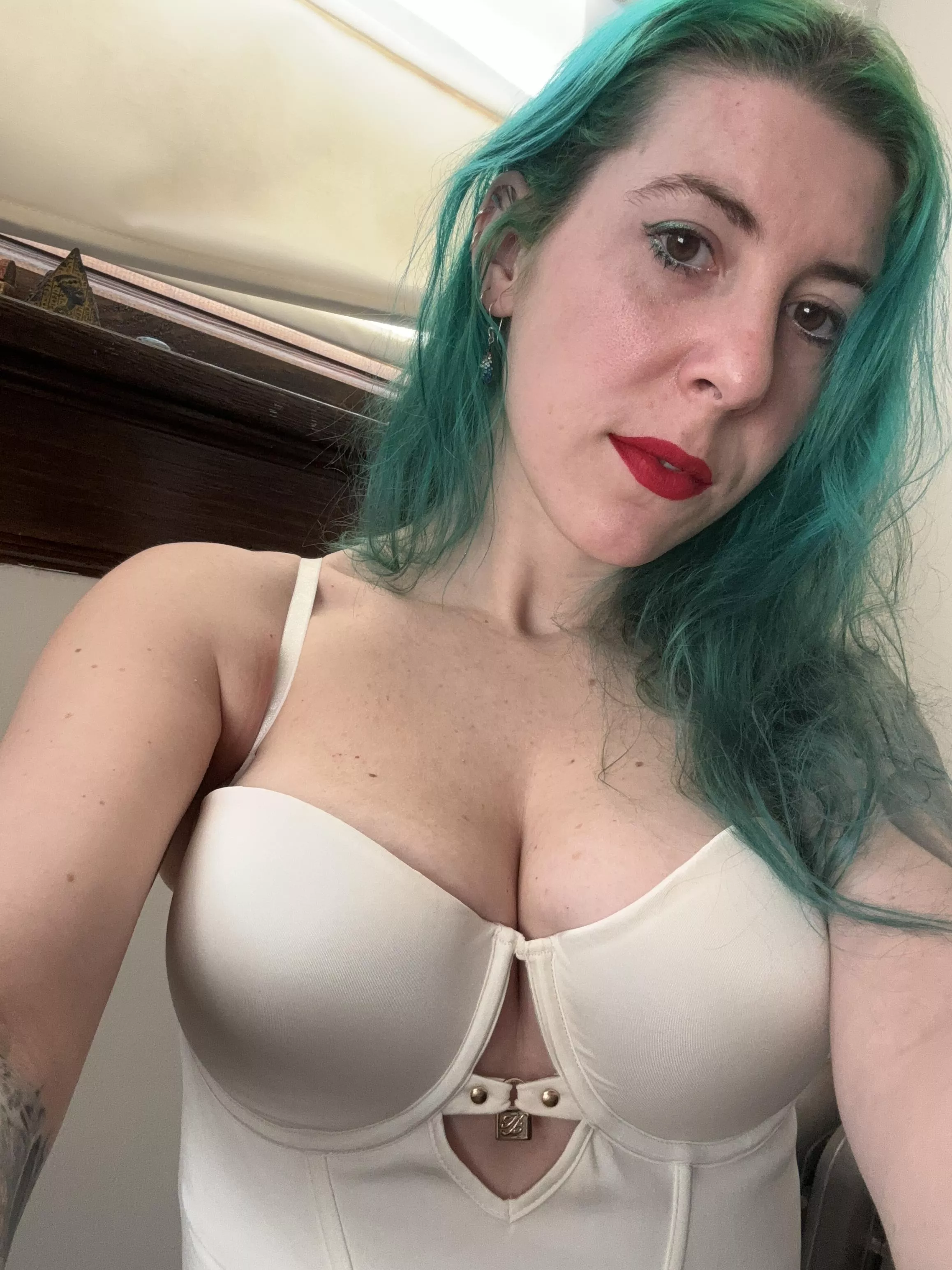 Corsetted cleavage posted by sirenskiss3