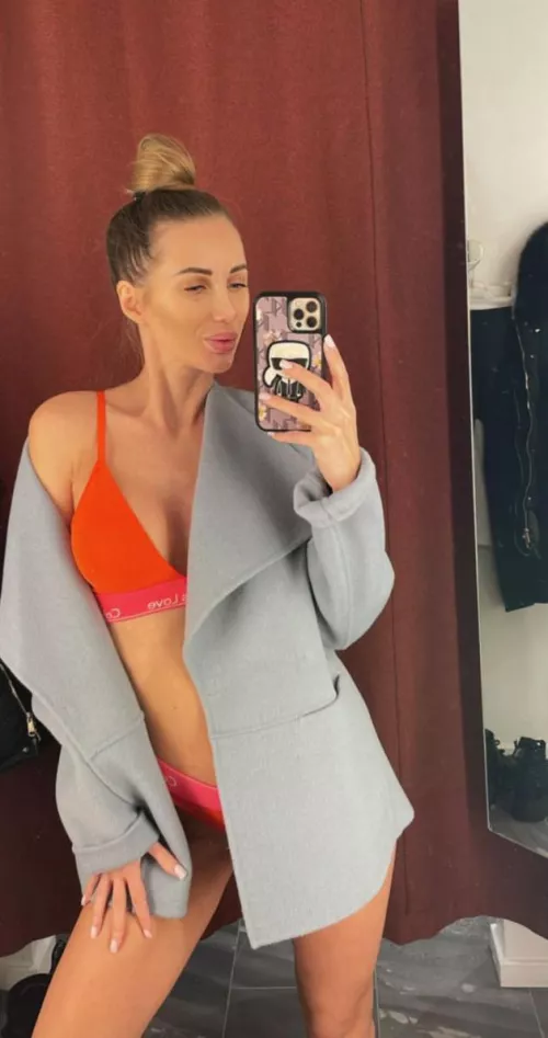 Get lost with me under the leaves? by dizzilyOutclass94