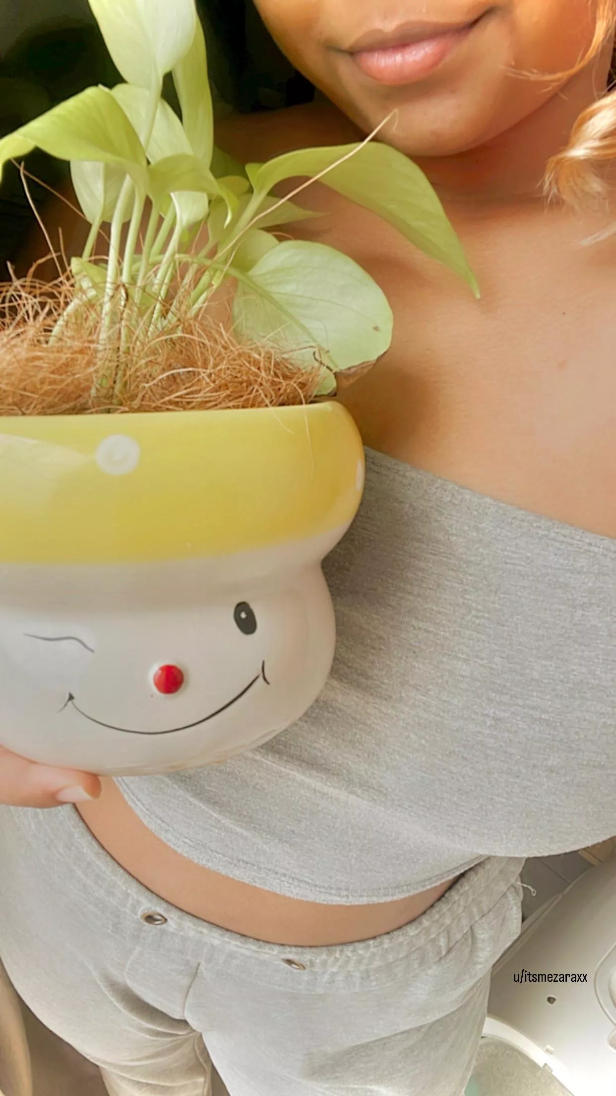 Just me and my plant 🪴 posted by itsmezaraxx