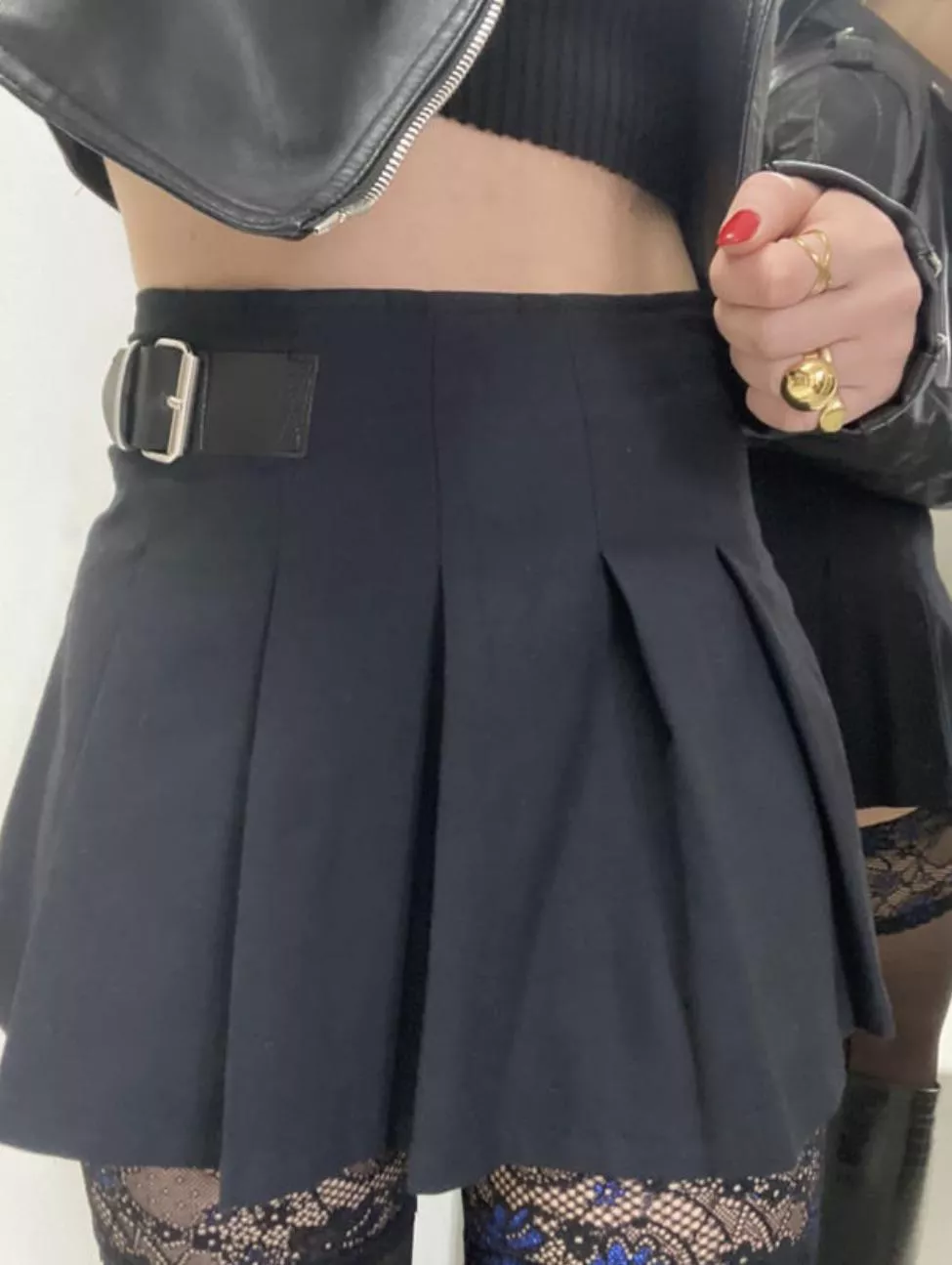 Mini black skirt  posted by NatyBond_OF