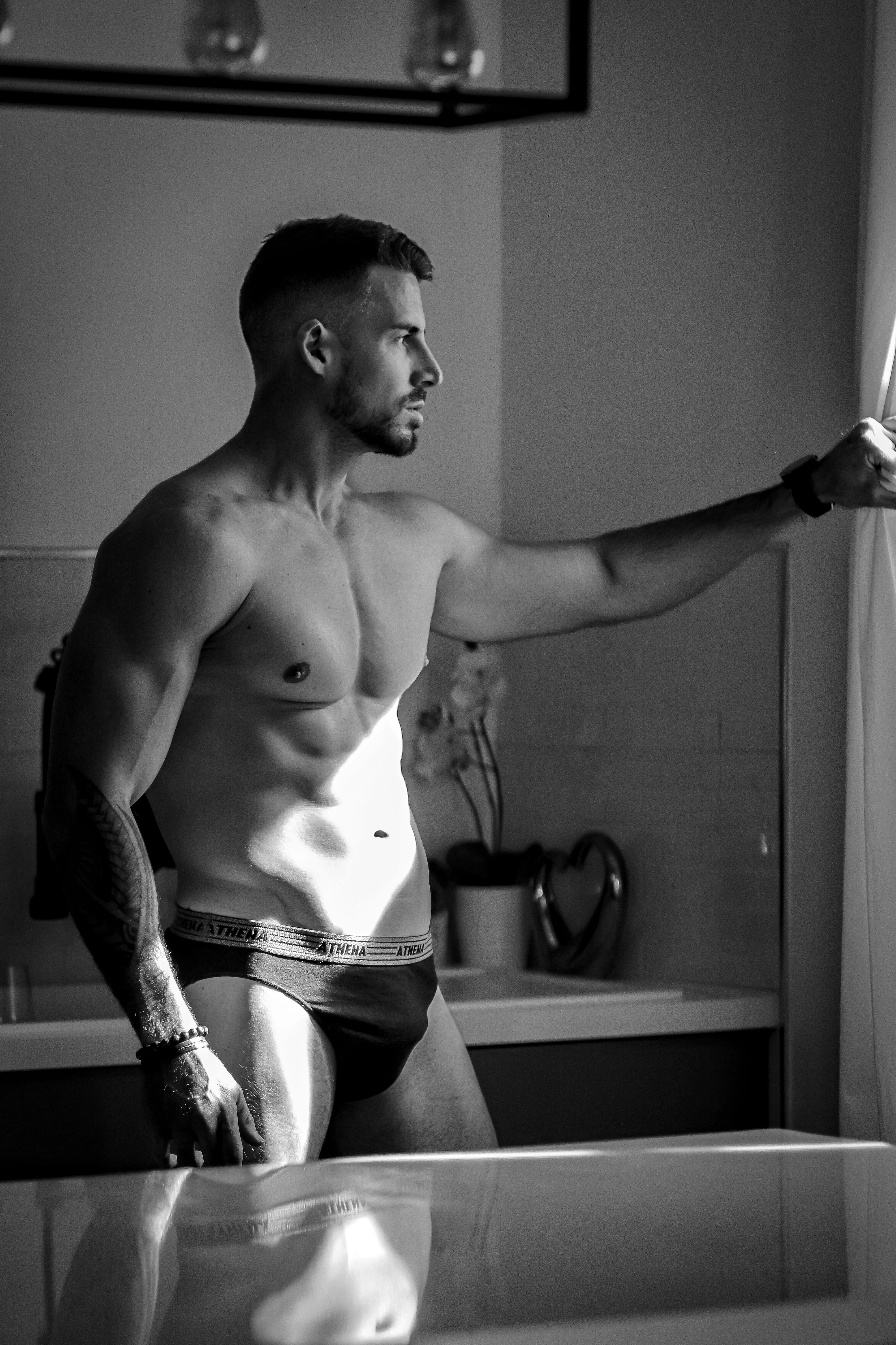 Peek through a window posted by Benjoyoff