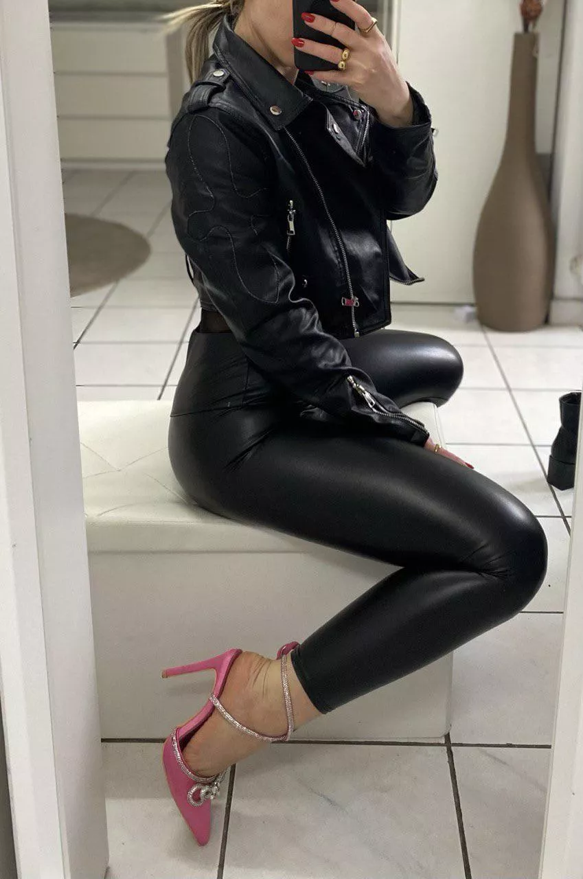 Total leather  posted by NatyBond_OF