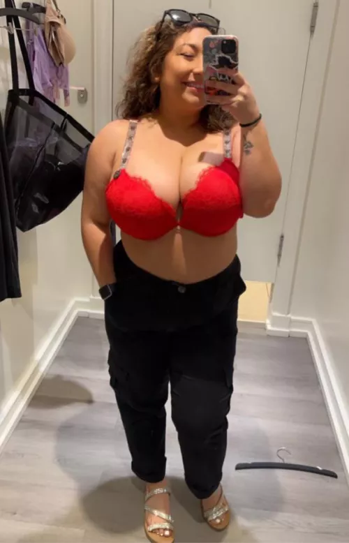 Trying out VS, I think red looks good on me  by Siobaby0610