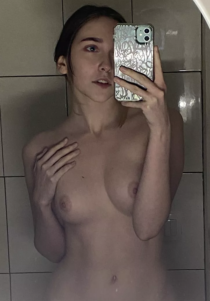 Would you be scared if you saw me in the dark posted by SunbeeeamGlow