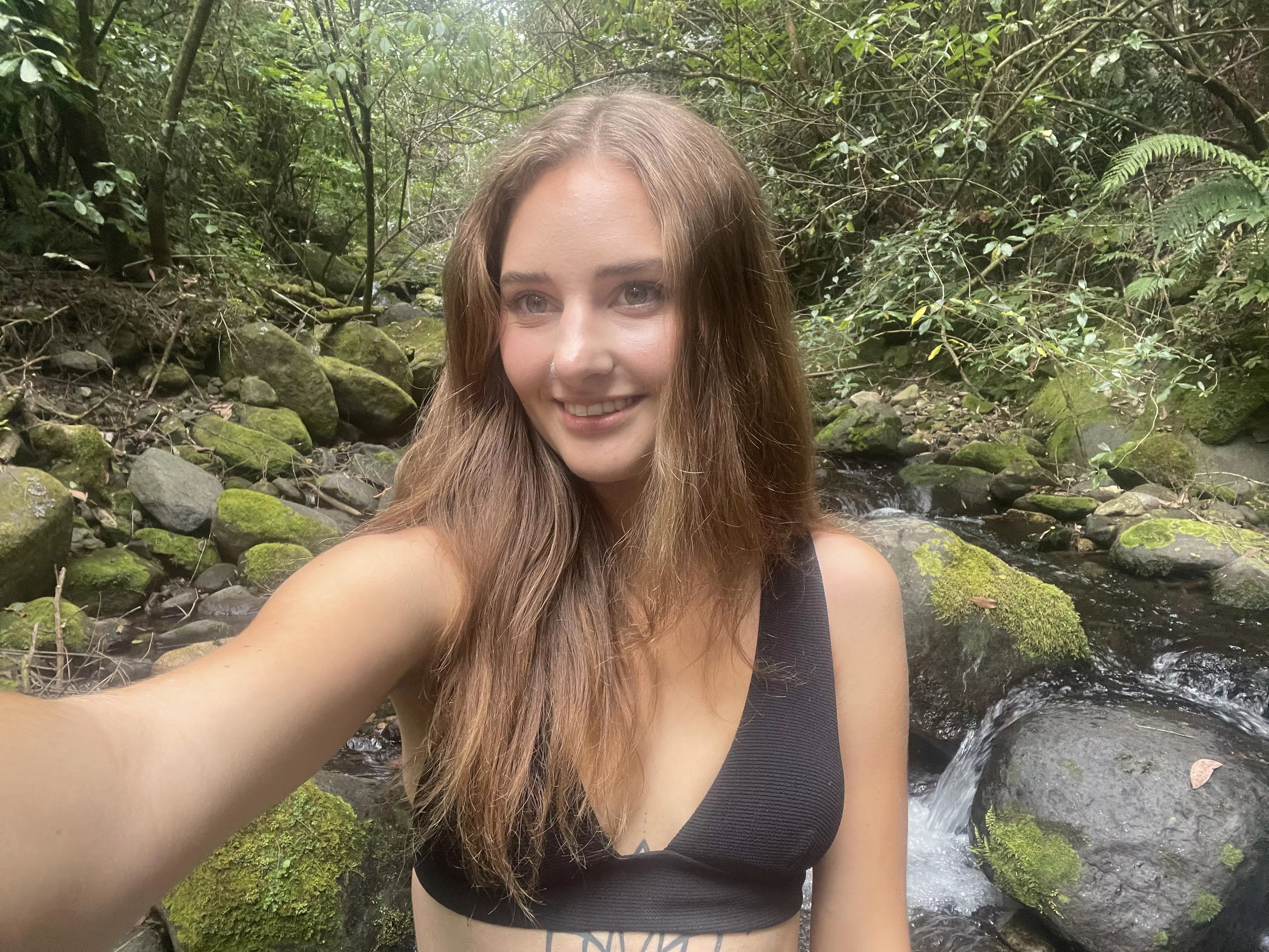 A natural and kinda naughty brunette 😉 posted by mysticgirl333