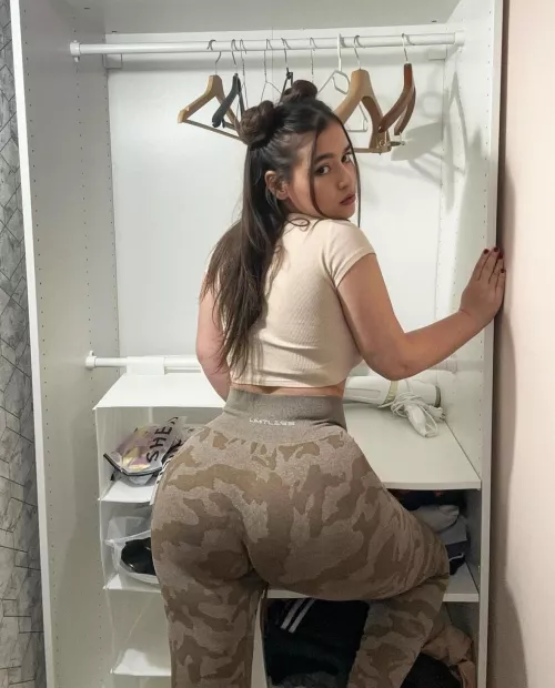 Is my chubby ass good material for spanking? by clungfirca47