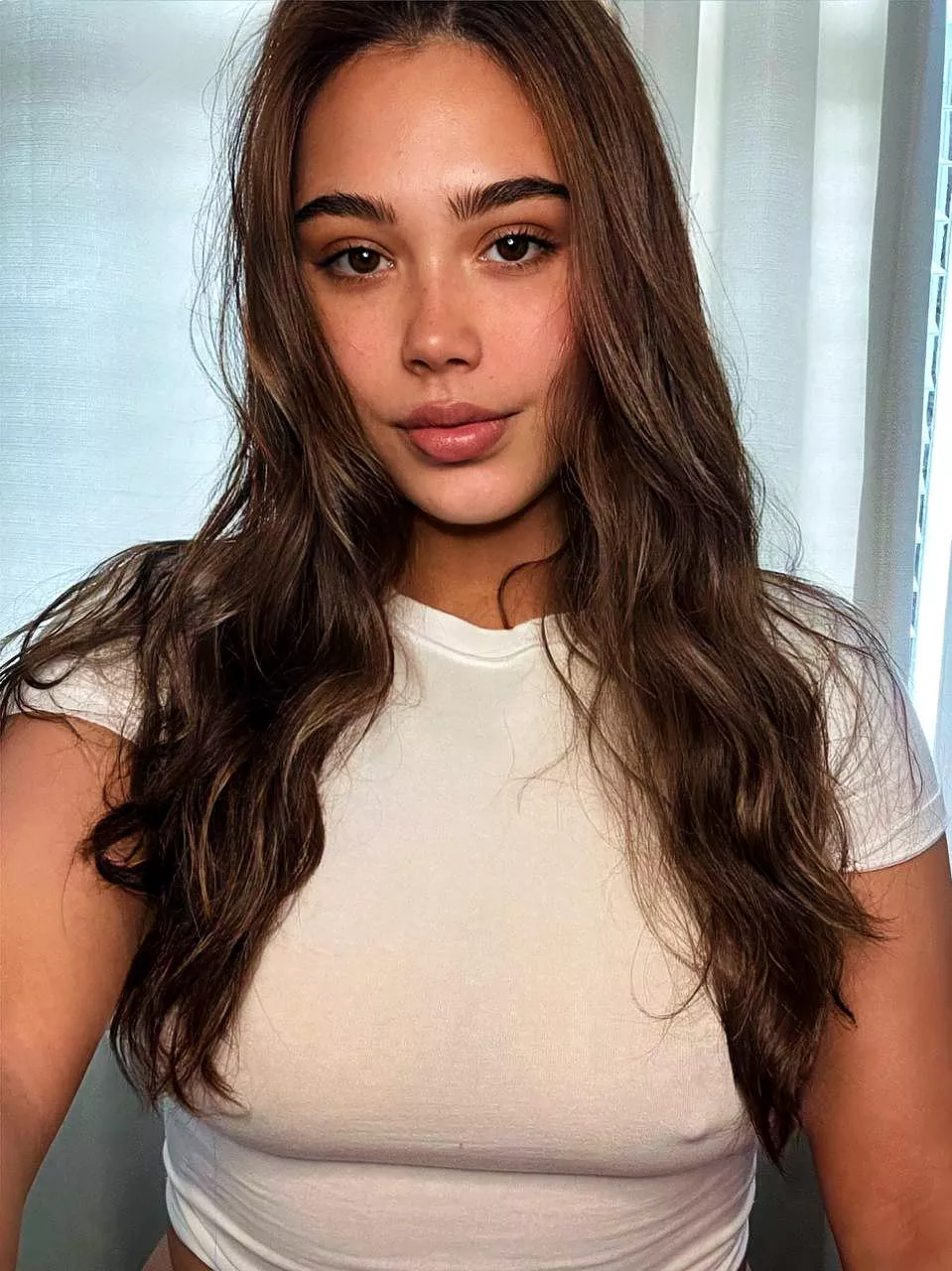 You'll know now already that I am one of those undeniable pretty brunette 😉 posted by LaurynDubreuil